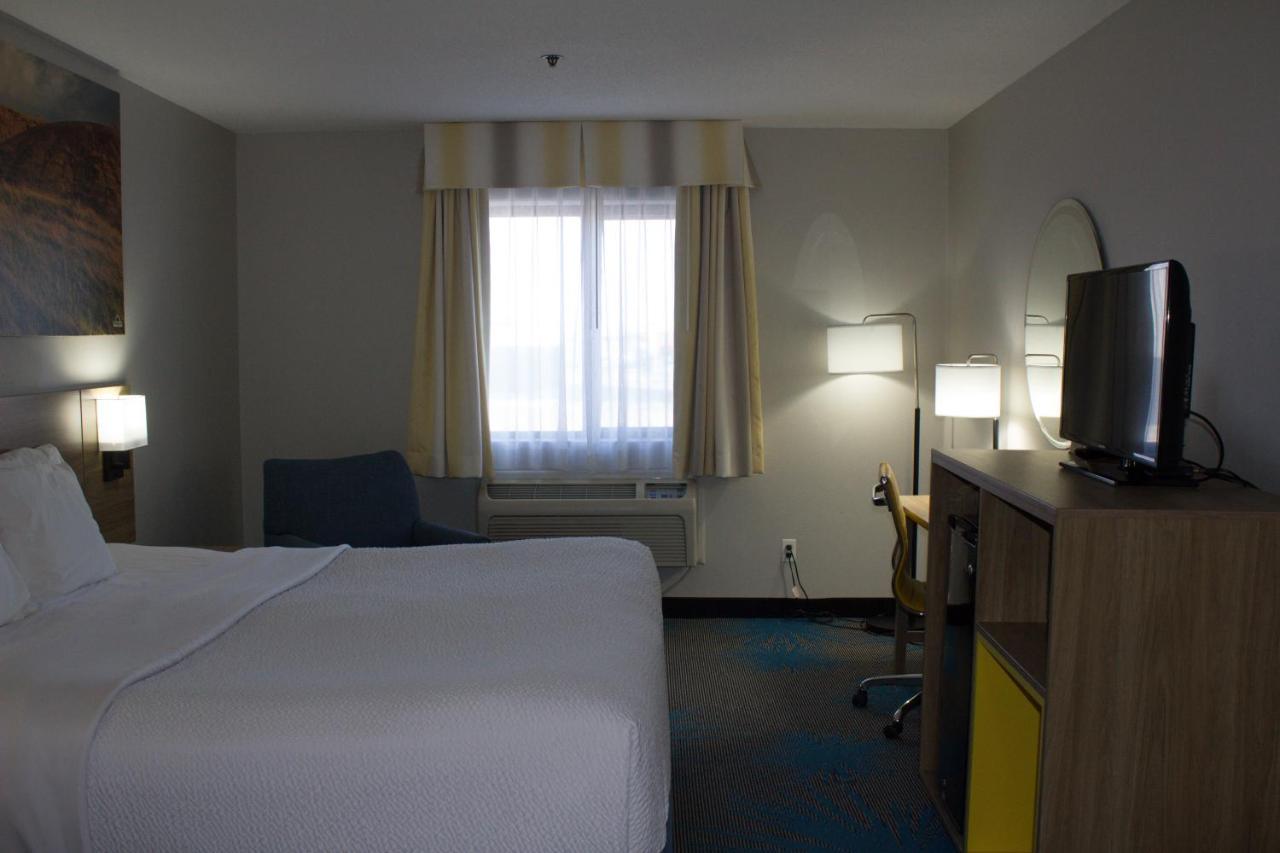 Days Inn By Wyndham Колбі Екстер'єр фото